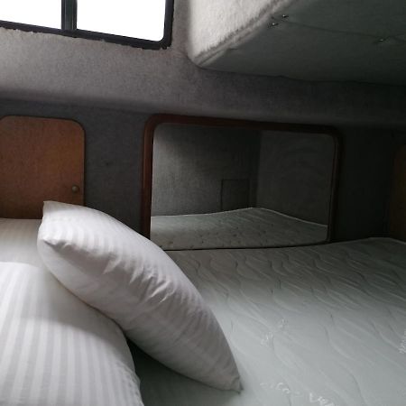 Sejour Insolite Sur Un Yacht. Bateau Hotel A Quai. La Rochelle  Eksteriør billede
