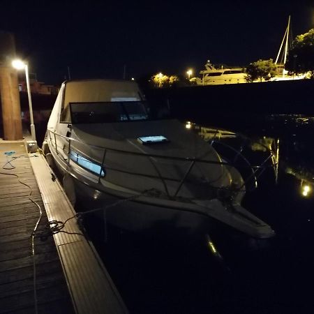 Sejour Insolite Sur Un Yacht. Bateau Hotel A Quai. La Rochelle  Eksteriør billede
